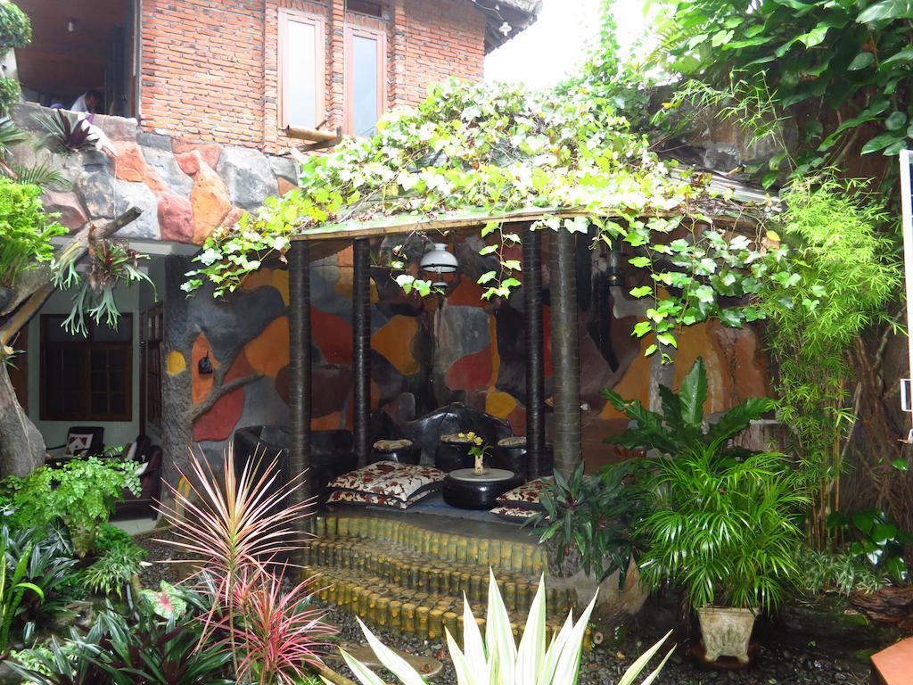 Enny'S Guest House Malang Exterior foto